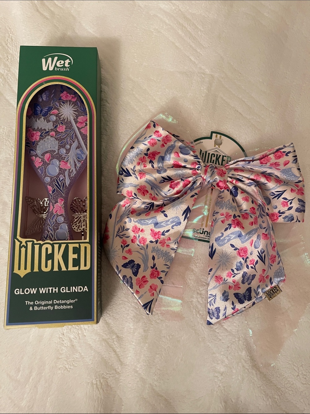 Wicked Wet Brush Glow with Glinda and scunci Floral Bow Hair Barrette